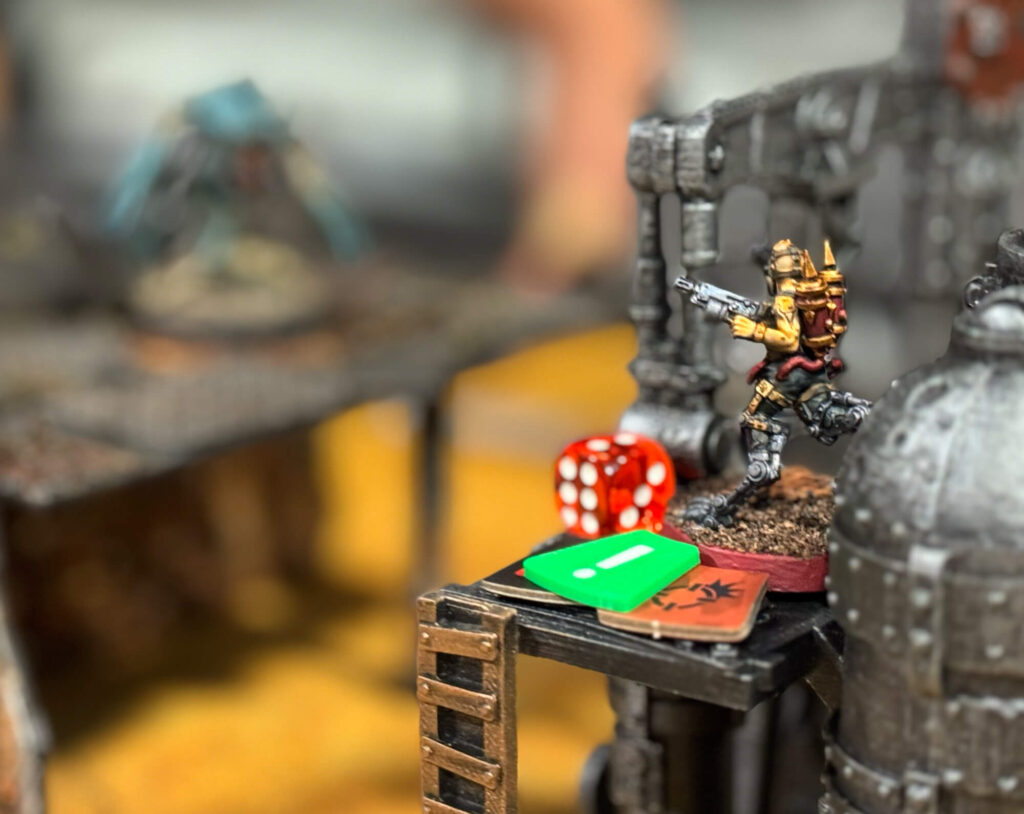 Mein Fernkämpfer hinter der Deckung mit dem Tyraniden im Ziel
